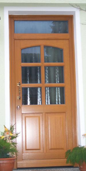 Helle Holzhaustür mit sechs Lichtausschnitten und zwei Ausschnitten 