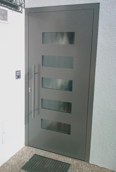 Haustür in grau mit fünf Milchglas-Lichtausschnitten und Klingel auf der linken Seite