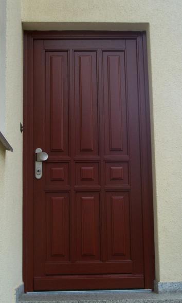 Holz-Haustür mit mehreren Ausschnitten und silbernem Griff 
