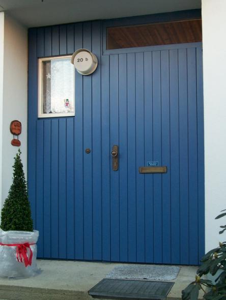Haustür blau mit Briefkastenschlitz und Seitenteil mit kleinem Fenster 