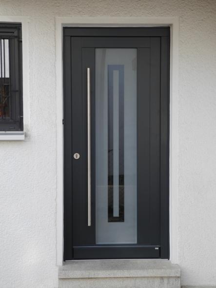 Haustür in anthrazit mit Milchglas-Lichtausschnitt mit Glas-Ausschnitt 