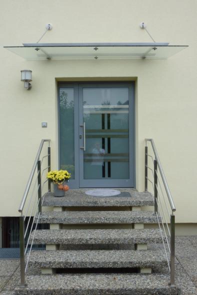 Haustür in grau mit großem Milchglas-Lichtausschnitt mit Muster und Milchglas-Seitenteil