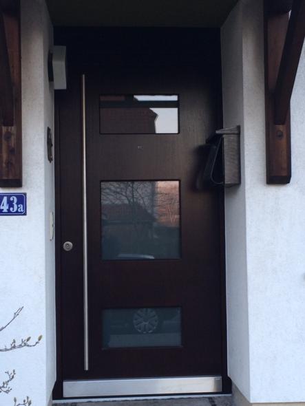 Holzhaustür mit drei Lichtausschnitten und Spion 