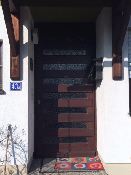 Holzhaustür mit acht horizontalen Lichtausschnitten 