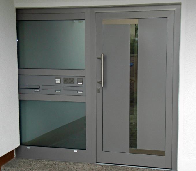 Haustür in grau mit Glas-Seitenteil mit Briefkasten- und Klingelanlage