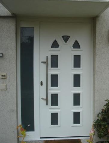 Haustür in weiß mit elf Milchglas-Lichtausschnitten in einem Rundbogen und Seitenteil mit Milchglas-Lichtausschnitt 