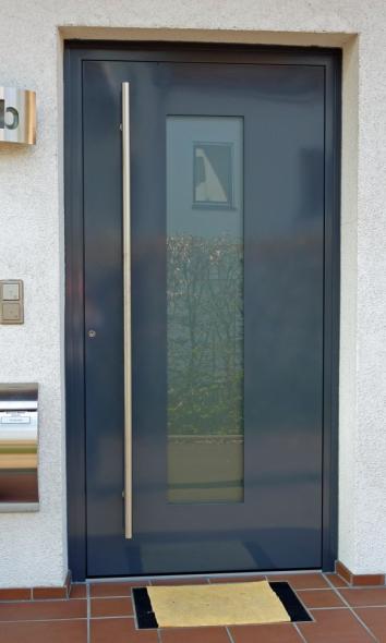 Haustür in nachtblau mit Milchglas-Lichtausschnitt 