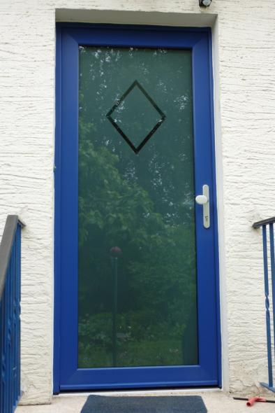 Milchglas-Haustür mit blauem Rahmen 