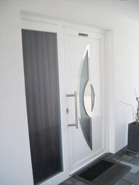 Haustür in weiß mit abgeschrägtem Lichtausschnitt und Milchglas-Seitenteil 