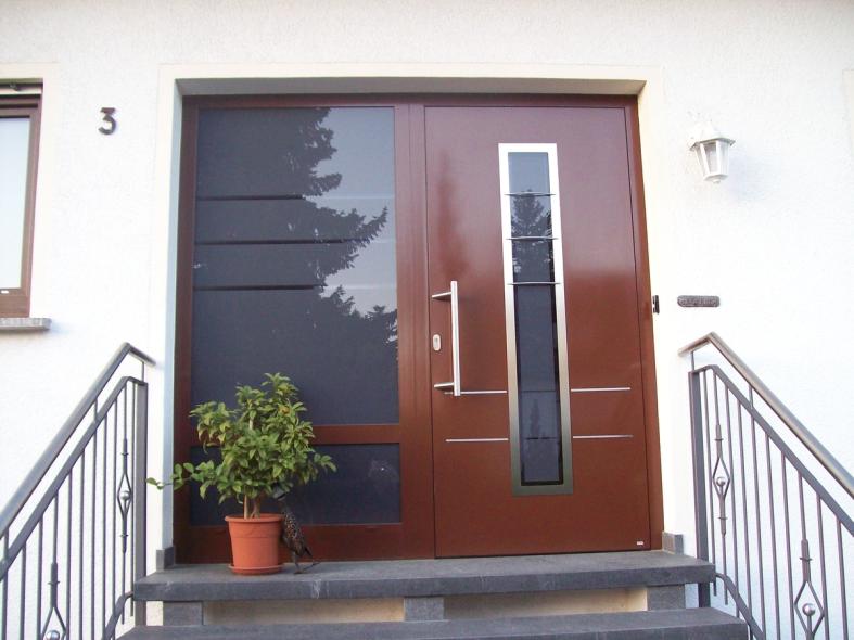 Holzhaustür mit Lichtausschnitt und Glas-Seitenteil 