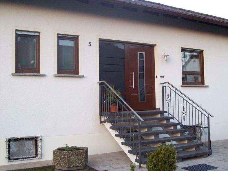 Holzhaustür mit Lichtausschnitt und Glas-Seitenteil